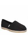 Alpargata negra de mujer estilo informal, ideal para el verano.