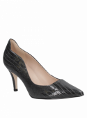 Zapato de vestir negro de cuero para mujer, meticulosamente trabajado, con taco aguja distintivo.