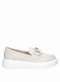 Zapato beige de mujer en cuero premium, diseño informal, adecuado para múltiples ocasiones.