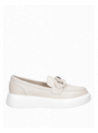 Zapato beige de mujer en cuero premium, diseño informal, adecuado para múltiples ocasiones.