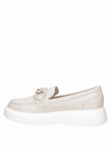 Calzado femenino en cuero beige, ideal para oficina y eventos sociales, con forro textil suave.