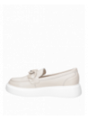 Calzado femenino en cuero beige, ideal para oficina y eventos sociales, con forro textil suave.