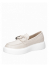Zapato beige de cuero para mujer, estilo informal con taco plano de 4.5 cm y punta redonda.