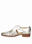 Elegante zapato dorado de cuero con diseño oxford brogue, perfecto para un estilo casual chic.