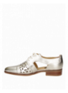 Elegante zapato dorado de cuero con diseño oxford brogue, perfecto para un estilo casual chic.