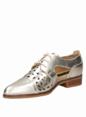 Zapato oxford brogue dorado de cuero para mujer, ideal para ocasiones informales y eventos sociales.
