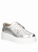zapatilla de cuero plateada para mujer con diseño a la moda