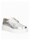 zapatilla de cuero plateada para mujer con diseño a la moda