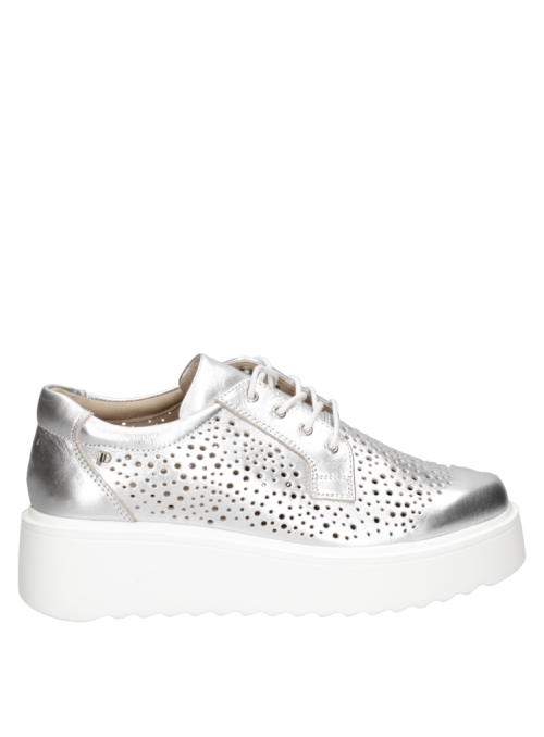 zapatilla de cuero plateada para mujer con diseño a la moda