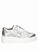 zapatilla de cuero plateada con caña de 6.5 cm y estilo casual