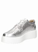 zapatilla de mujer plateada de cuero con diseño moderno y juvenil