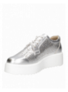 zapatilla de mujer plateada de cuero con diseño moderno y juvenil