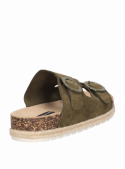 Sandalia casual verde de cuero, punta abierta y taco plano, cómoda para ocasiones especiales.