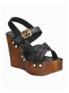 Sandalia negra de cuero, estilo informal, con taco cuña y punta abierta, ideal para ocasiones especiales.