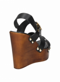 Sandalia femenina de cuero negro, informal, con taco cuña de 12 cm y punta abierta para mayor frescura.