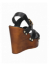 Sandalia femenina de cuero negro, informal, con taco cuña de 12 cm y punta abierta para mayor frescura.