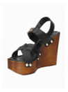 Sandalia negra de cuero para mujer, diseño informal con taco cuña de 12 cm y punta abierta.
