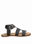 Cuero negro en sandalia de mujer, estilo casual y cómodo, con taco plano y punta abierta.