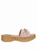 Sandalia mule femenina en cuero rosado, ideal para un look casual chic, con plataforma de corcho y cadena elegante.