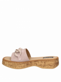 Calzado casual chic femenino en cuero rosado, con plataforma natural y detalle de cadena moderna en el empeine.