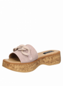 Sandalia mule rosada de cuero para mujer, con plataforma que imita el corcho y tira ancha adornada con cadena de eslabones.