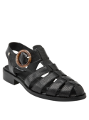 Sandalia de cuero negro para mujer, diseño casual, taco plano, perfecta para ocasiones especiales.