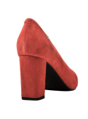 Zapato rojo de cuero gamuzado para mujer, diseño cómodo con taco ancho, adecuado para largas jornadas y eventos sociales.