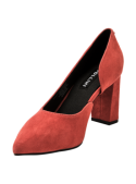 Calzado femenino en cuero gamuzado rojo, taco ancho y estable, perfecto para combinar con faldas o pantalones.