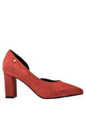 Zapato rojo de cuero gamuzado para mujer, estilo casual, con taco ancho y punta alargada, ideal para eventos formales.