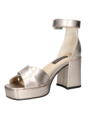 Sandalia de charol color oro, diseño moderno y elegante, con tacón cuadrado y hebilla en tobillo, perfecta para verano.