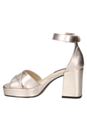 Sandalia dorada de cuero con estilo clásico, correa ajustable y tacón estable, ideal para combinar con faldas midi.