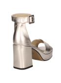 Sandalia de charol dorado, tacón cuadrado y diseño minimalista, adecuada para cenas y eventos sociales sofisticados.
