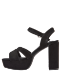 Calzado casual de cuero negro para mujer con diseño retro, ideal para cenas elegantes o días de oficina con estilo pulido.
