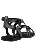 Sandalia negra de cuero para mujer, estilo casual con tiras y hebilla, ideal para eventos al aire libre.