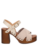Sandalia de cuero nude con plataforma y correas cruzadas, ideal para paseos al aire libre o reuniones casuales.