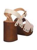 Sandalia de cuero nude para mujer, ideal para verano, con detalles bohemios y remaches metálicos.