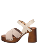 Calzado boho chic de cuero nude con correa ajustable y hebilla metálica clásica.