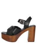 Sandalia de cuero negro años 70, con hebilla ajustable y diseño robusto ideal para ocasiones semi-formales.