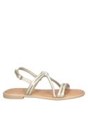 Sandalia boho-chic dorada, correas delgadas entrelazadas, complemento versátil para faldas midi y pantalones livianos.