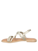 Sandalia dorada minimalista con hebilla ajustable, perfecta para ocasiones informales, asegurando un ajuste cómodo.