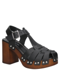 Sandalia negra de cuero con correas cruzadas y taco grueso, estilo retro, ideal para combinar con ropa bohemia.