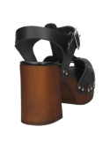 Sandalia de cuero negro con plataforma, correas cruzadas y detalles metálicos, perfecta para ocasiones informales.