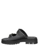Calzado casual de cuero negro para mujer, suela gruesa y correas con hebillas y tachas, perfecto para salidas informales.
