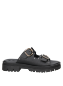 Calzado tipo sandalia en cuero negro para mujer, diseño robusto con detalles metálicos, ideal para un look urbano y moderno.