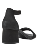 Sandalia de charol negro, diseño funcional y simple, ideal para paseos urbanos o almuerzos al aire libre.