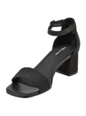 Sandalia de charol negro, abierta en la punta, combina con faldas y vestidos, perfecta para un look sofisticado.