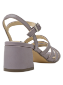 Sandalia lila de cuero para mujer, versátil y adecuada para cenas o reuniones, ofreciendo un look pulcro y cómodo.