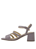 Sandalia casual lila de cuero con diseño atemporal, combinable con vestidos o jeans para un estilo sofisticado.
