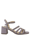 Sandalia lila de cuero para mujer con diseño minimalista y correas delgadas que aseguran el pie, ideal para un look casual.