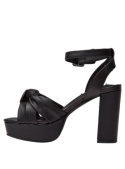 Sandalia de cuero negro con taco alto cuadrado, versátil y elegante, adecuada para cenas y salidas nocturnas.